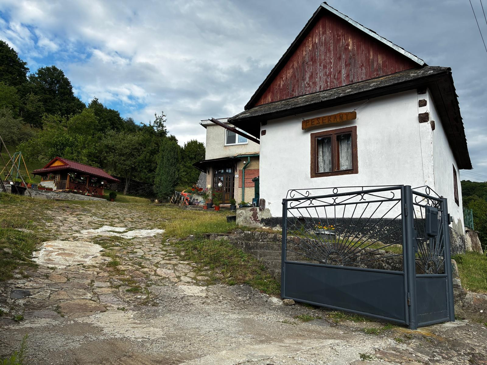 Na predaj rodinný dom s veľkým pozemkom – Vyhne, časť Peserany