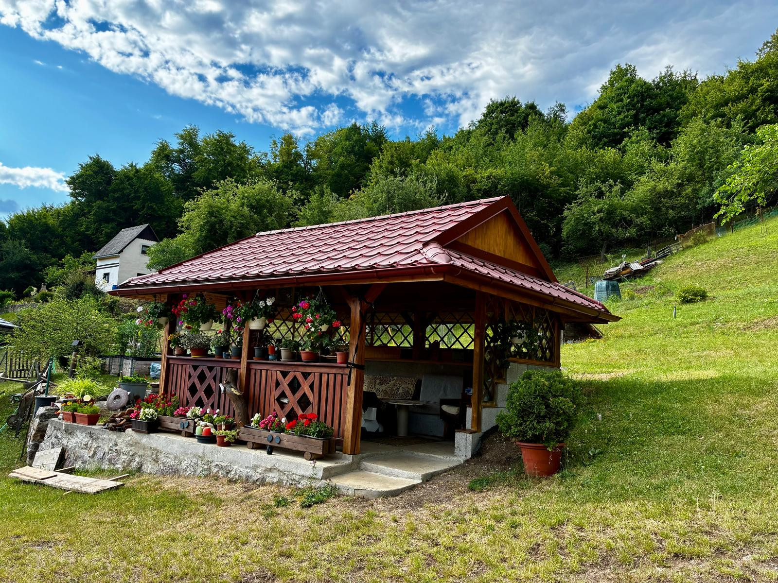 Na predaj rodinný dom s veľkým pozemkom – Vyhne, časť Peserany