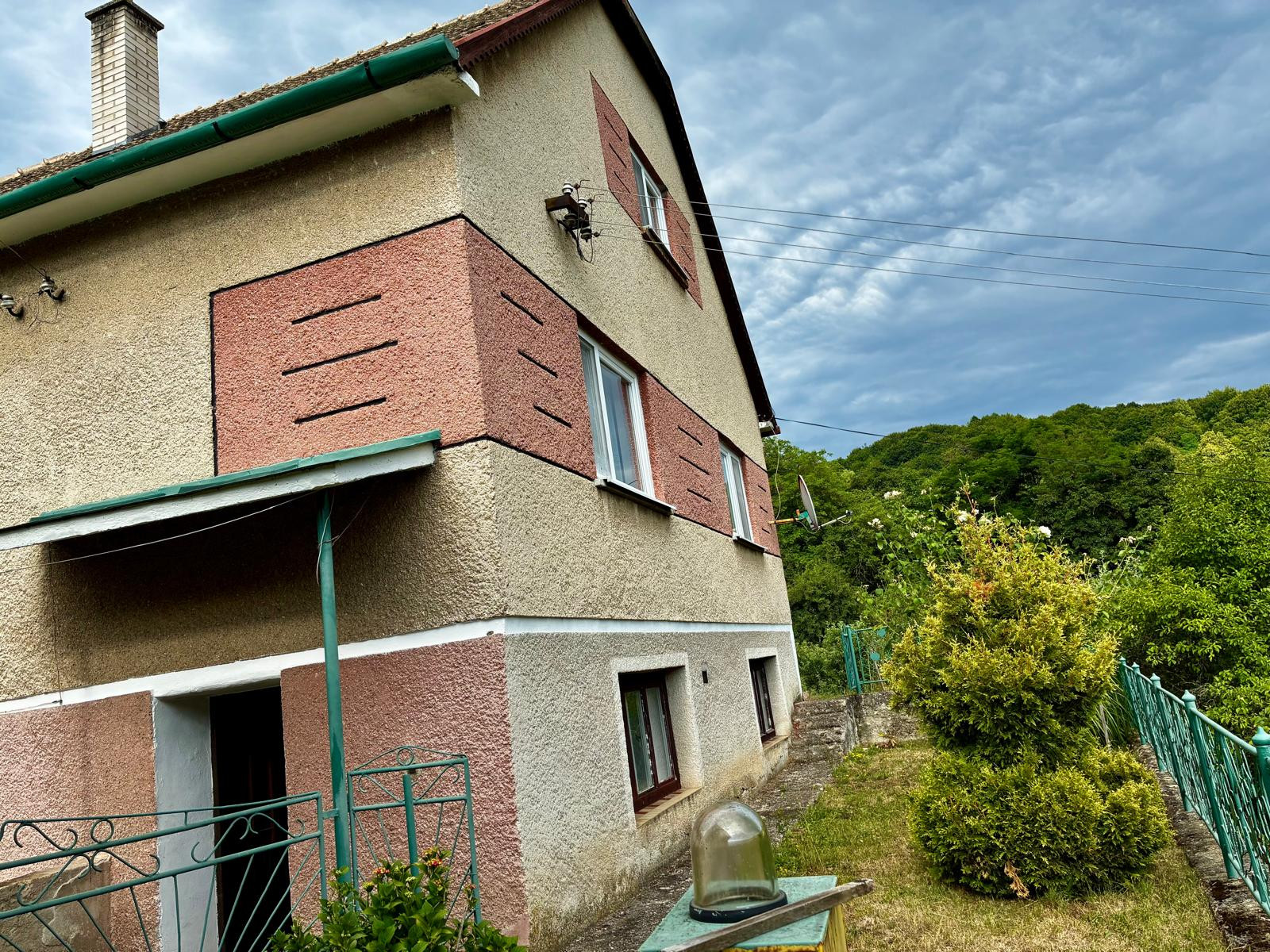 Na predaj rodinný dom s veľkým pozemkom – Vyhne, časť Peserany