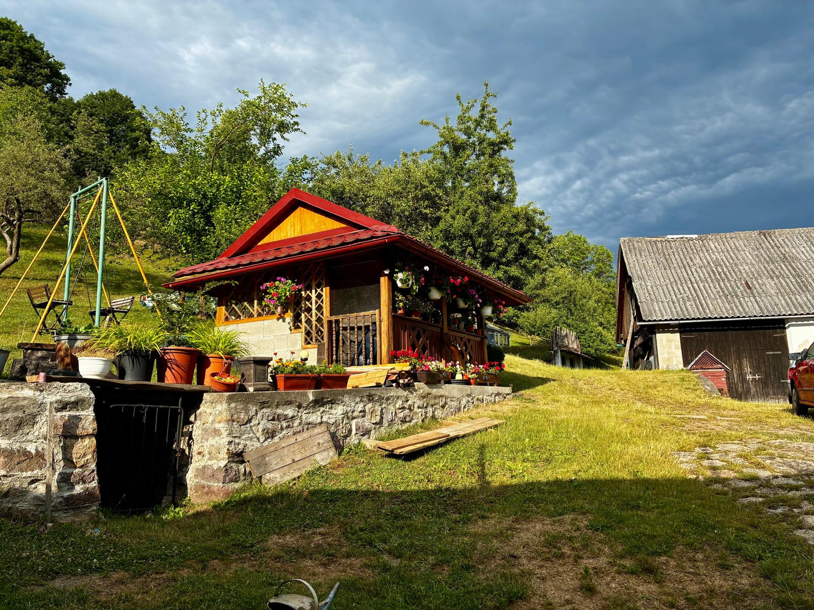 Na predaj rodinný dom s veľkým pozemkom – Vyhne, časť Peserany