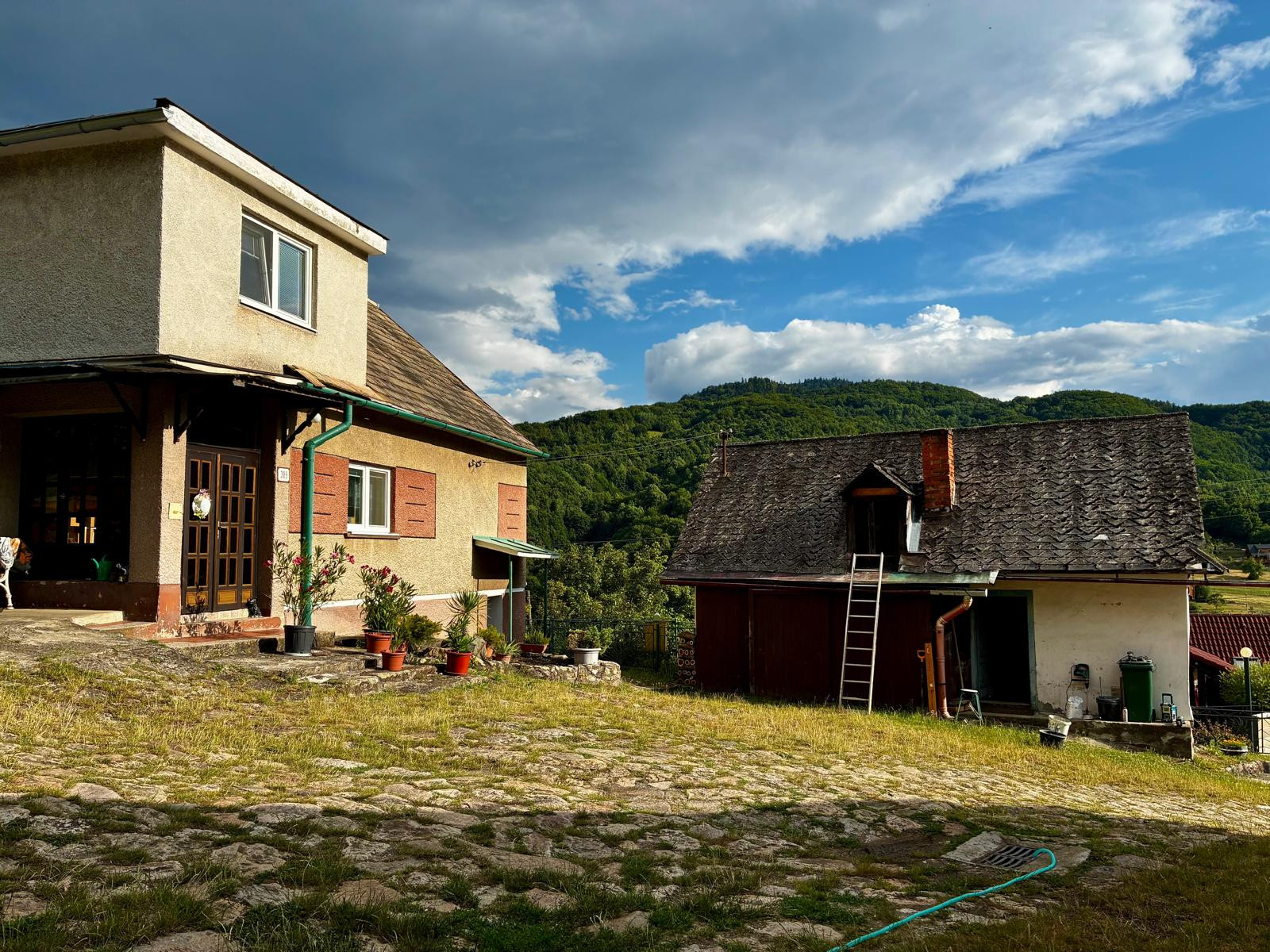 Na predaj rodinný dom s veľkým pozemkom – Vyhne, časť Peserany