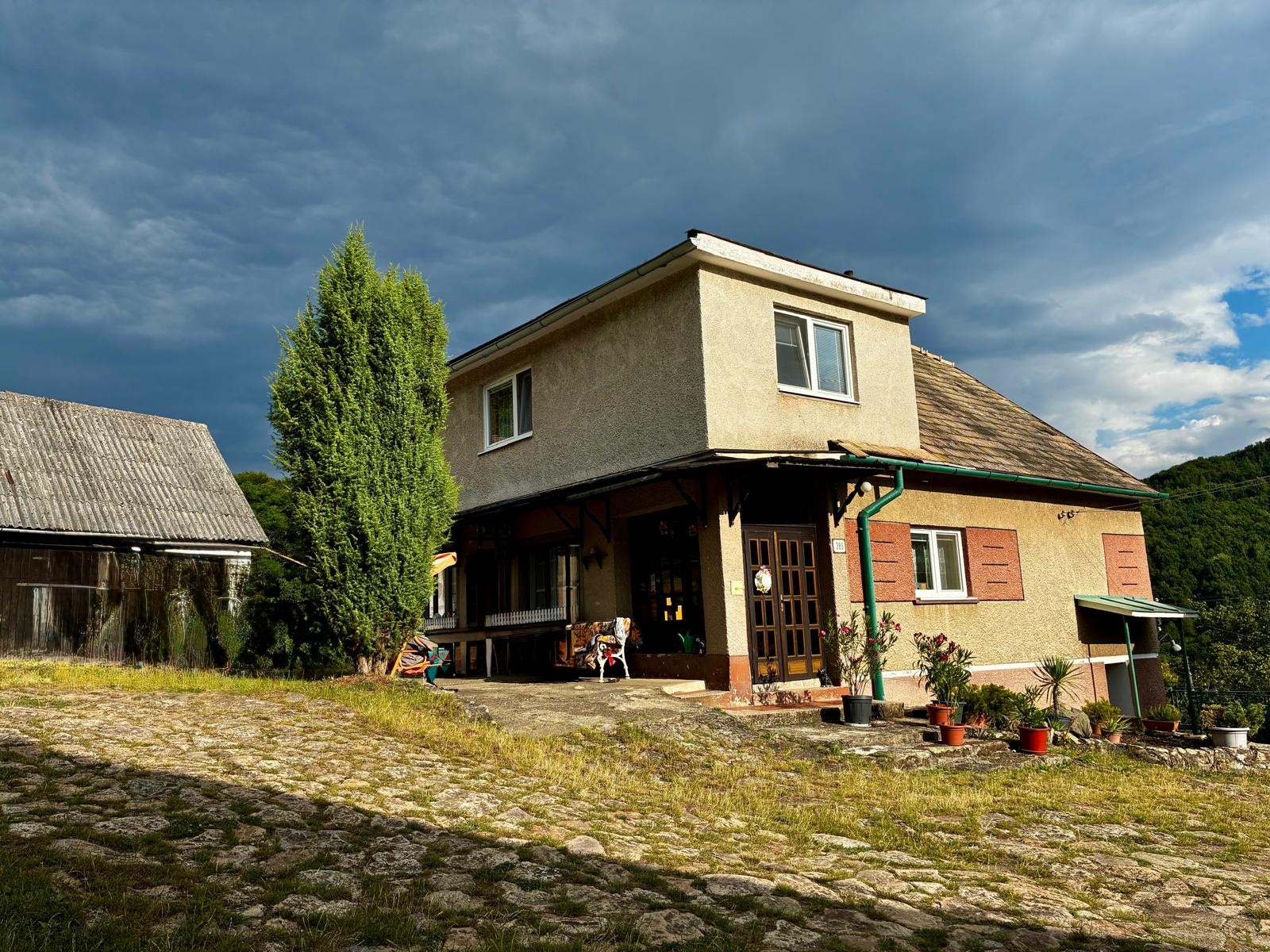 Na predaj rodinný dom s veľkým pozemkom – Vyhne, časť Peserany