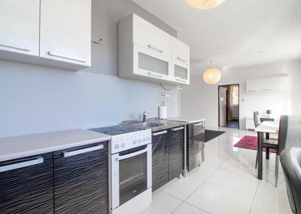 PREDANÉ  Na predaj 2 izb. byt, 62 m2 s pozemkom, Bakova Jama - Zvolen