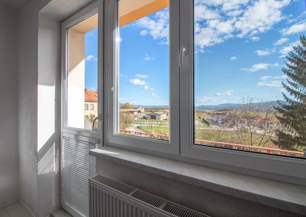 PREDANÉ  Na predaj 2 izb. byt, 62 m2 s pozemkom, Bakova Jama - Zvolen