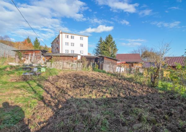 PREDANÉ  Na predaj 2 izb. byt, 62 m2 s pozemkom, Bakova Jama - Zvolen