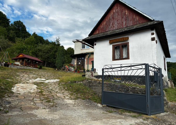 Na predaj rodinný dom s veľkým pozemkom – Vyhne, časť Peserany