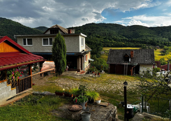 Na predaj rodinný dom s veľkým pozemkom – Vyhne, časť Peserany