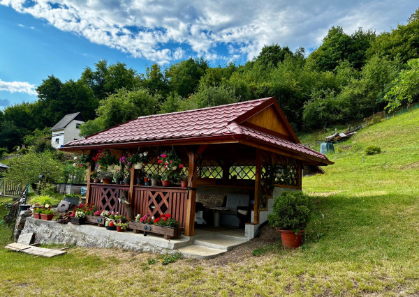 Na predaj rodinný dom s veľkým pozemkom – Vyhne, časť Peserany