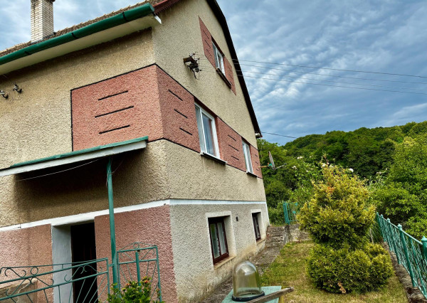 Na predaj rodinný dom s veľkým pozemkom – Vyhne, časť Peserany