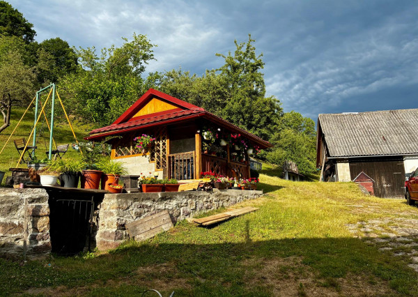 Na predaj rodinný dom s veľkým pozemkom – Vyhne, časť Peserany