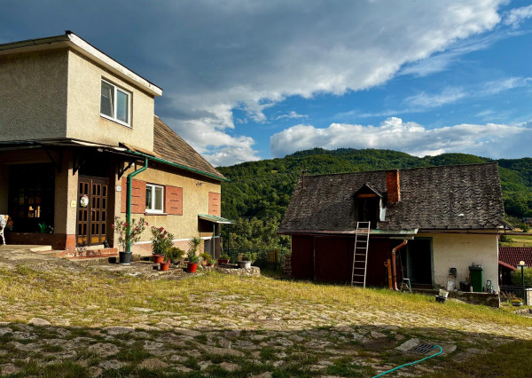 Na predaj rodinný dom s veľkým pozemkom – Vyhne, časť Peserany