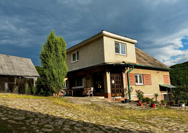 Na predaj rodinný dom s veľkým pozemkom – Vyhne, časť Peserany