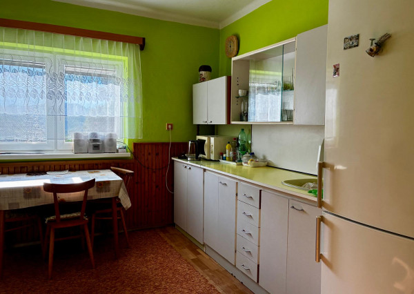 Na predaj rodinný dom s veľkým pozemkom – Vyhne, časť Peserany