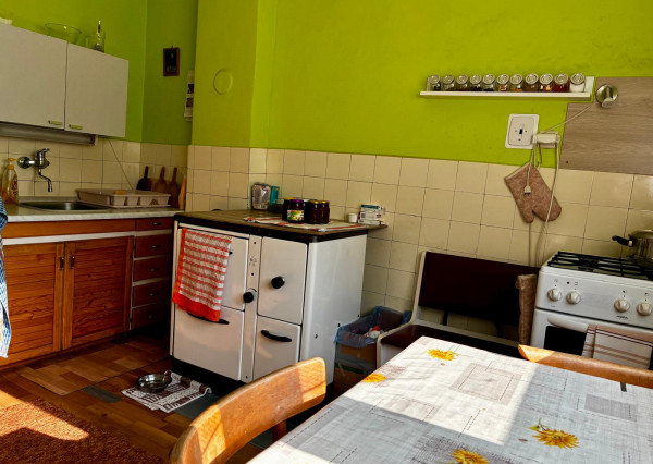 Na predaj rodinný dom s veľkým pozemkom – Vyhne, časť Peserany