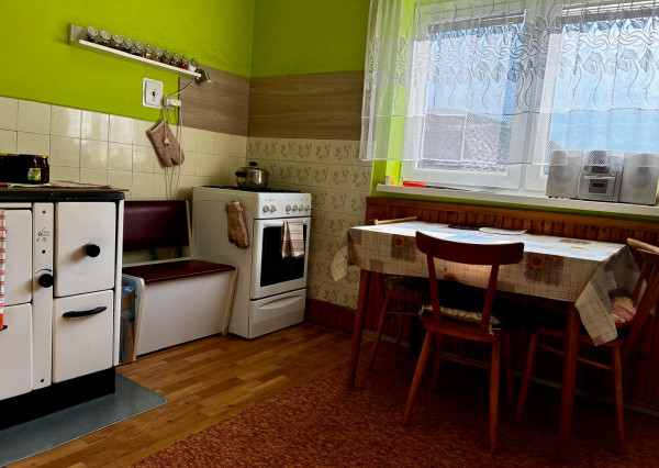 Na predaj rodinný dom s veľkým pozemkom – Vyhne, časť Peserany