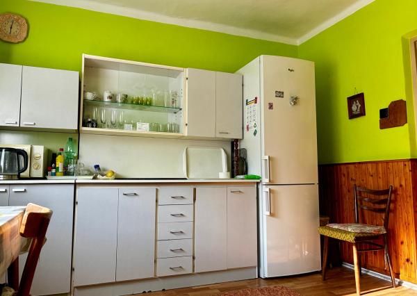 Na predaj rodinný dom s veľkým pozemkom – Vyhne, časť Peserany