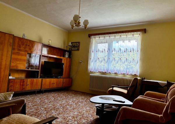 Na predaj rodinný dom s veľkým pozemkom – Vyhne, časť Peserany