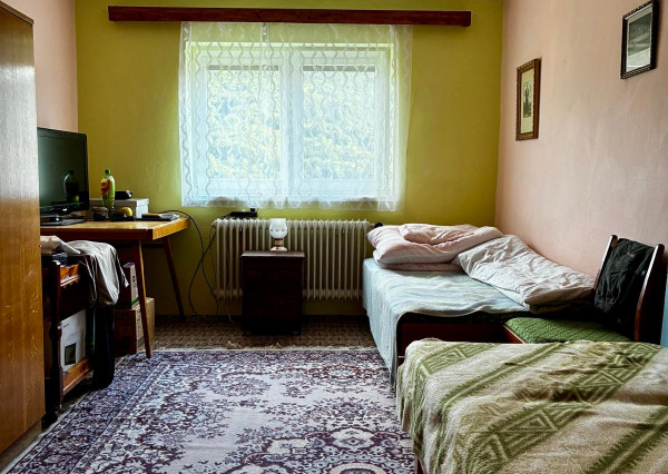 Na predaj rodinný dom s veľkým pozemkom – Vyhne, časť Peserany