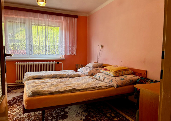 Na predaj rodinný dom s veľkým pozemkom – Vyhne, časť Peserany