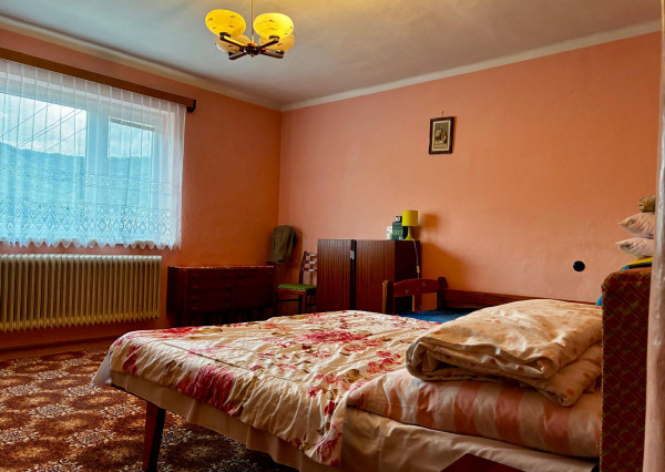 Na predaj rodinný dom s veľkým pozemkom – Vyhne, časť Peserany