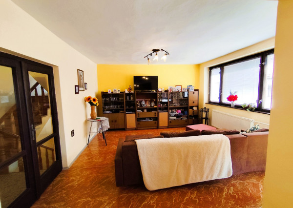 Na Predaj, Rodinný dom 240 m2, s 2 garážou, Hontianske Nemce