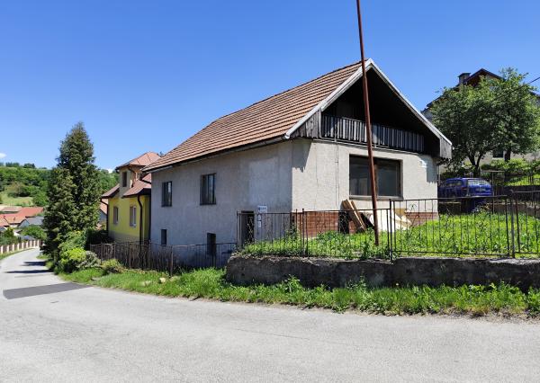 Na Predaj, Rodinný dom na rekonštrukciu v obci Hrochoť 200 m2