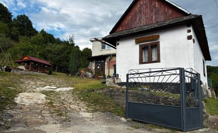 Na predaj rodinný dom s veľkým pozemkom – Vyhne, časť Peserany - fotografia 8