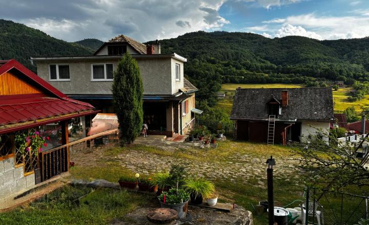 Na predaj rodinný dom s veľkým pozemkom – Vyhne, časť Peserany - fotografia 7