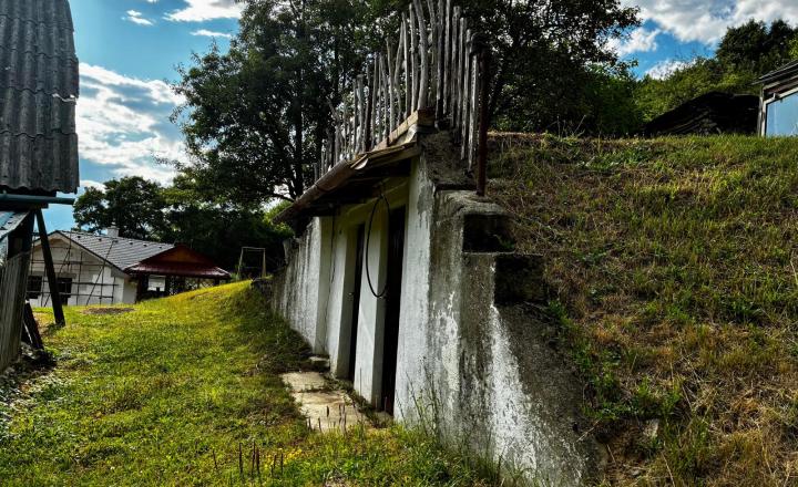 Na predaj rodinný dom s veľkým pozemkom – Vyhne, časť Peserany - fotografia 15