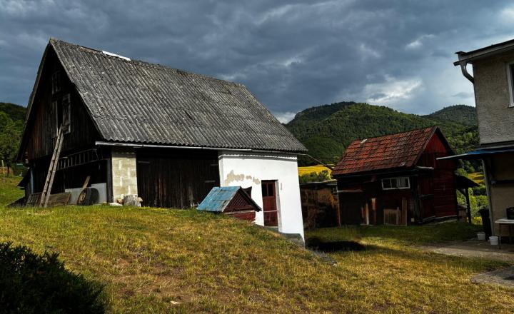 Na predaj rodinný dom s veľkým pozemkom – Vyhne, časť Peserany - fotografia 11
