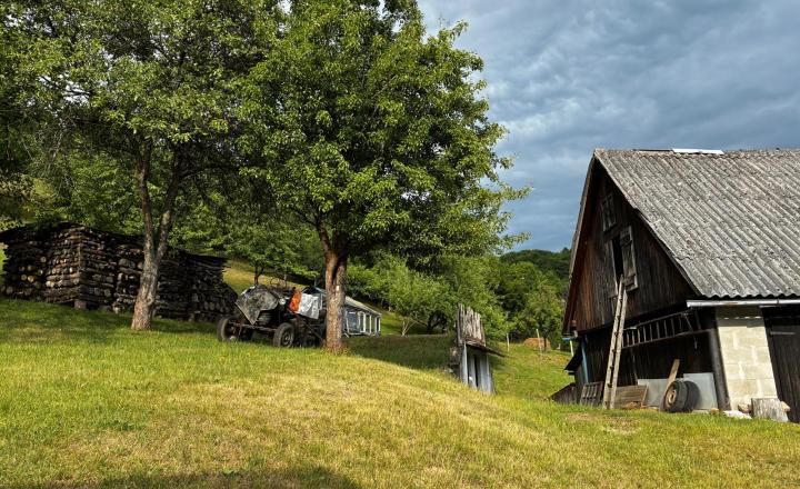 Na predaj rodinný dom s veľkým pozemkom – Vyhne, časť Peserany - fotografia 12