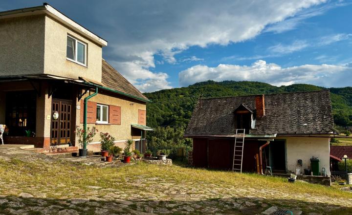 Na predaj rodinný dom s veľkým pozemkom – Vyhne, časť Peserany - fotografia 5