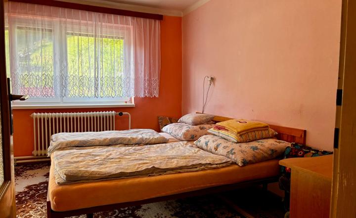 Na predaj rodinný dom s veľkým pozemkom – Vyhne, časť Peserany - fotografia 30
