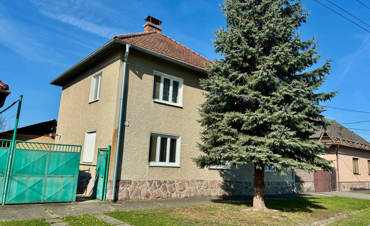 Dvojpodlažný rodinný dom Lovča - fotografia 1