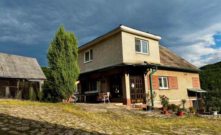Na predaj rodinný dom s veľkým pozemkom – Vyhne, časť Peserany - fotografia 1